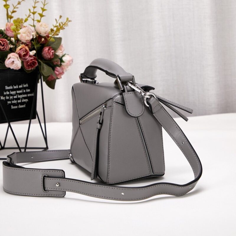 【AT6277】Loewe（ロエベ）幾何学的なグレーレザーショルダーバッグ | Loewe Madrid