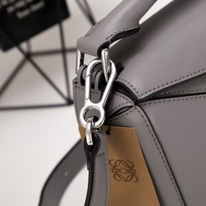 【AT6277】Loewe（ロエベ）幾何学的なグレーレザーショルダーバッグ | Loewe Madrid