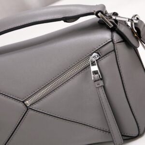 【AT6277】Loewe（ロエベ）幾何学的なグレーレザーショルダーバッグ | Loewe Madrid