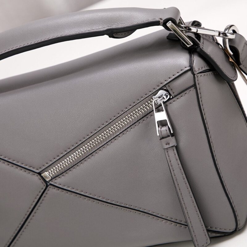 【AT6277】Loewe（ロエベ）幾何学的なグレーレザーショルダーバッグ | Loewe Madrid
