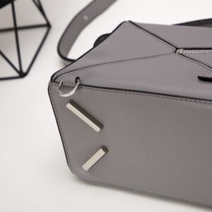 【AT6277】Loewe（ロエベ）幾何学的なグレーレザーショルダーバッグ | Loewe Madrid