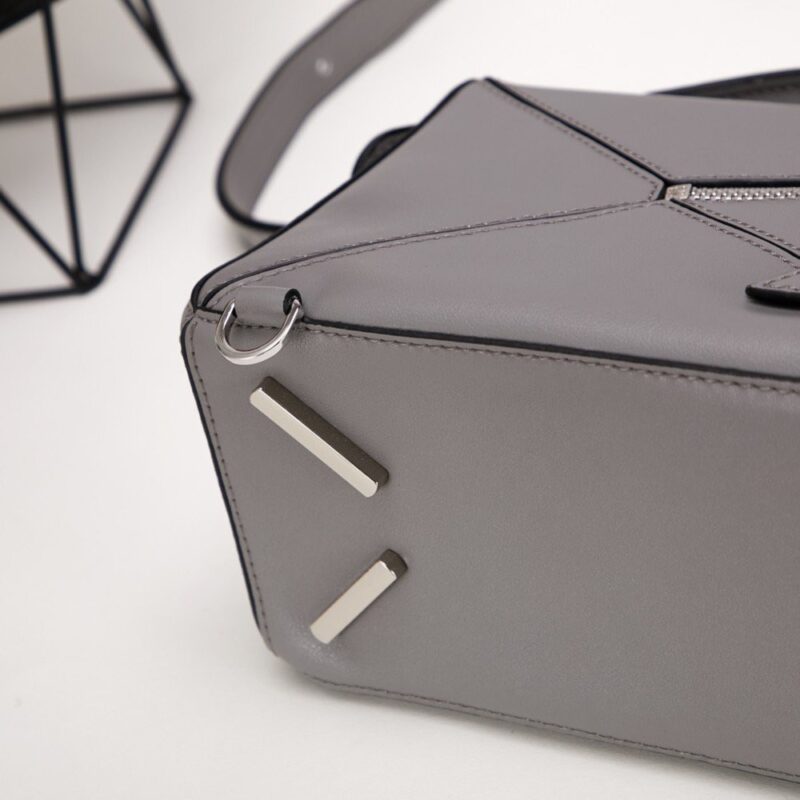 【AT6277】Loewe（ロエベ）幾何学的なグレーレザーショルダーバッグ | Loewe Madrid