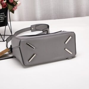 【AT6277】Loewe（ロエベ）幾何学的なグレーレザーショルダーバッグ | Loewe Madrid