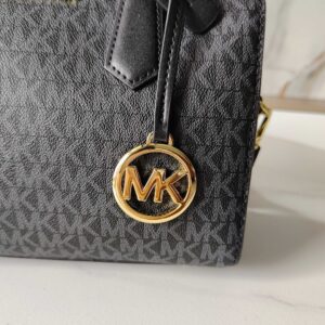 【AT6289】マイケル・コースのクラシックなブラックMKデニムプリントボストンバッグ | MK