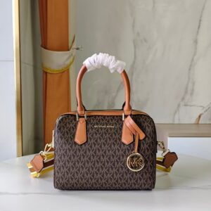 【AT6291】マイケルコースのクラシックなボストン枕バッグ - 都会のエレガンスと実用性を兼ね備えた最高の選択 | Michael Kors