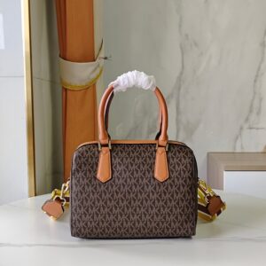 【AT6291】マイケルコースのクラシックなボストン枕バッグ - 都会のエレガンスと実用性を兼ね備えた最高の選択 | Michael Kors