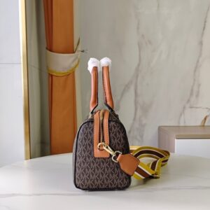 【AT6291】マイケルコースのクラシックなボストン枕バッグ - 都会のエレガンスと実用性を兼ね備えた最高の選択 | Michael Kors