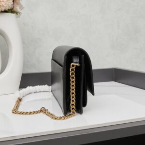 【AT6337】YSL（イヴ・サンローラン）黒色チェーンバッグ - 高級牛革製品の美学と機能性 | Saint Laurent Paris