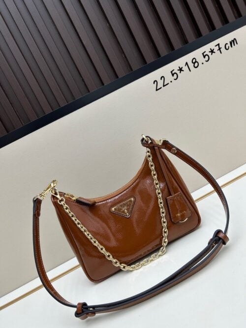【AT6350】プラダ Prada Re-Editionシリーズ: 都会のエレガンスを引き立てるイタリア製アクションバッグ | Prada Milano