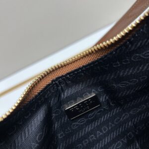 【AT6350】プラダ Prada Re-Editionシリーズ: 都会のエレガンスを引き立てるイタリア製アクションバッグ | Prada Milano