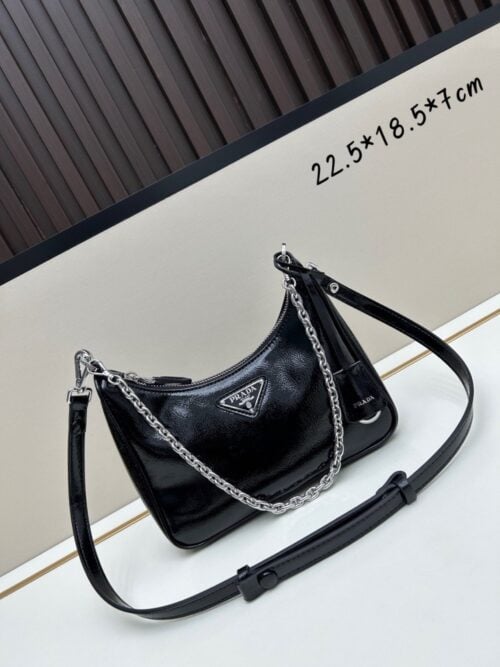 【AT6354】プラダ Prada Re-Edition シリーズ ナッパ牛革ショルダーバッグ｜贅沢な芸術作品のようなエレガントな質感 | Prada Milano