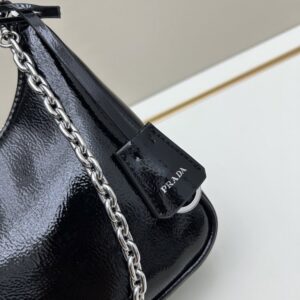 【AT6354】プラダ Prada Re-Edition シリーズ ナッパ牛革ショルダーバッグ｜贅沢な芸術作品のようなエレガントな質感 | Prada Milano