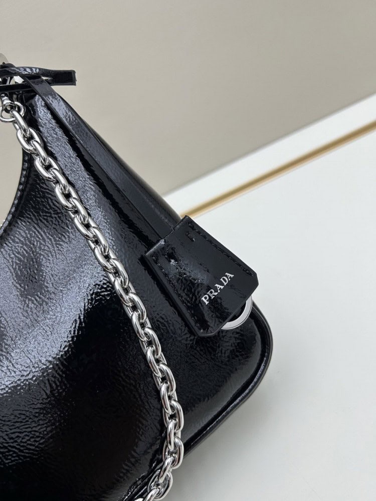 【AT6354】プラダ Prada Re-Edition シリーズ ナッパ牛革ショルダーバッグ｜贅沢な芸術作品のようなエレガントな質感 | Prada Milano