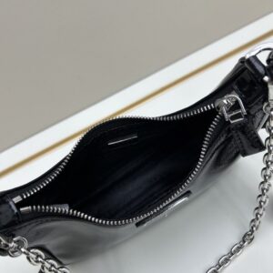 【AT6354】プラダ Prada Re-Edition シリーズ ナッパ牛革ショルダーバッグ｜贅沢な芸術作品のようなエレガントな質感 | Prada Milano