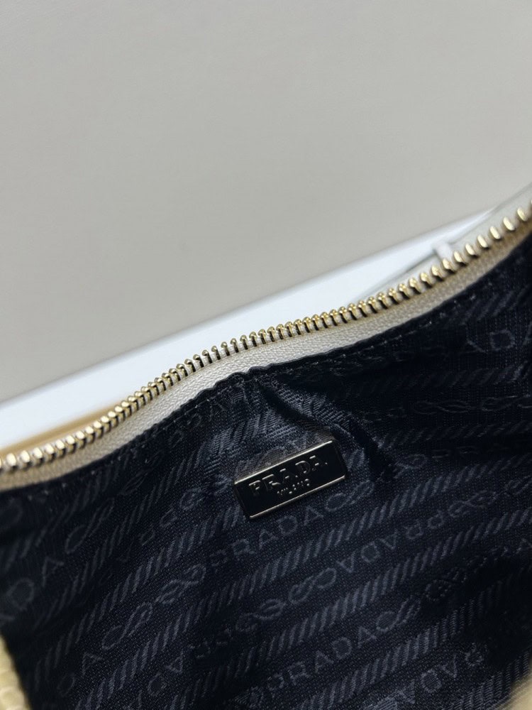 【AT6356】プラダ（Prada）：ファッショナブルなエナメルシングルショルダーバッグ、高級感漂う白色レザー | Prada Italy