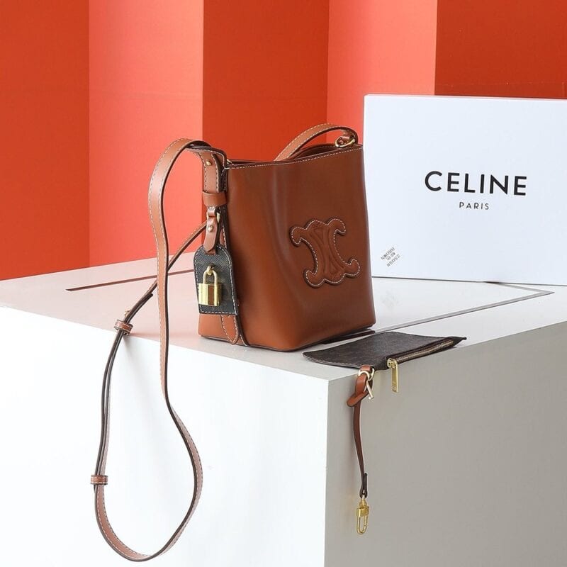 【AT6389】シーリンのブラウンカーフスキンバケツバッグ 22 X 24 X 13 センチメートル | Céline