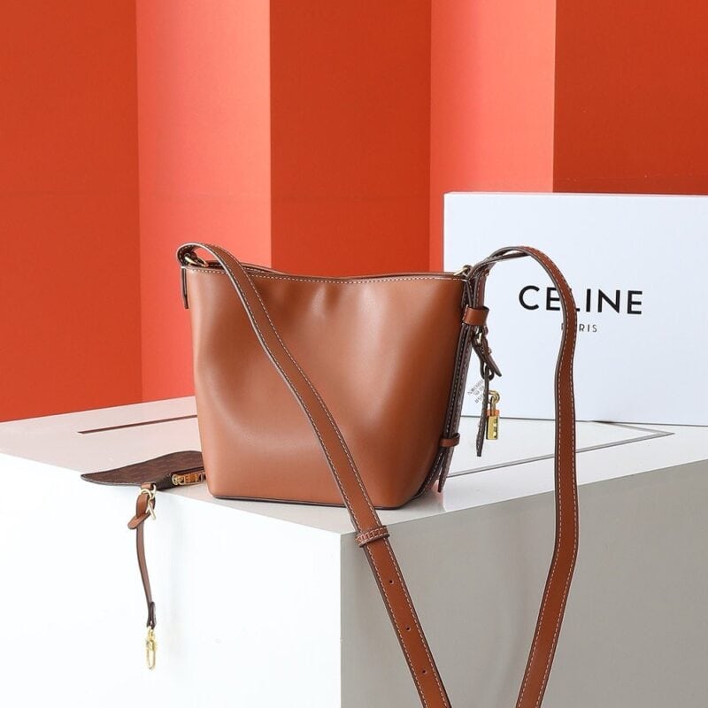 【AT6389】シーリンのブラウンカーフスキンバケツバッグ 22 X 24 X 13 センチメートル | Céline