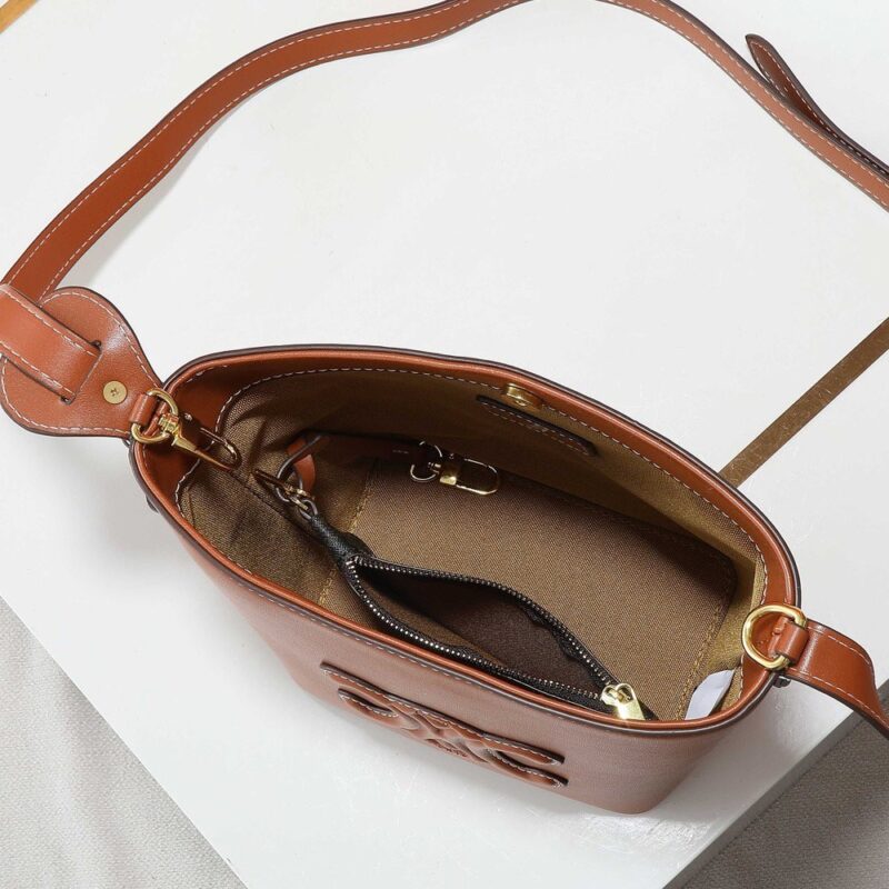 【AT6389】シーリンのブラウンカーフスキンバケツバッグ 22 X 24 X 13 センチメートル | Céline