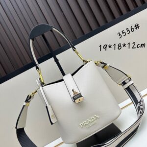 【AT6419】Pradaプラダ Saffiano牛革ハンドバッグ - 高級感とエレガンスを演出する贅沢なアイテム | Prada Italy