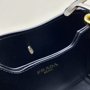 【AT6419】Pradaプラダ Saffiano牛革ハンドバッグ - 高級感とエレガンスを演出する贅沢なアイテム | Prada Italy