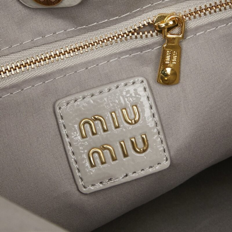 【AT6425】Miu Miuアイビーシリーズワックスレザーハンドバッグ、高級素材と洗練デザインで都会の女性を魅了する | Miu Miu