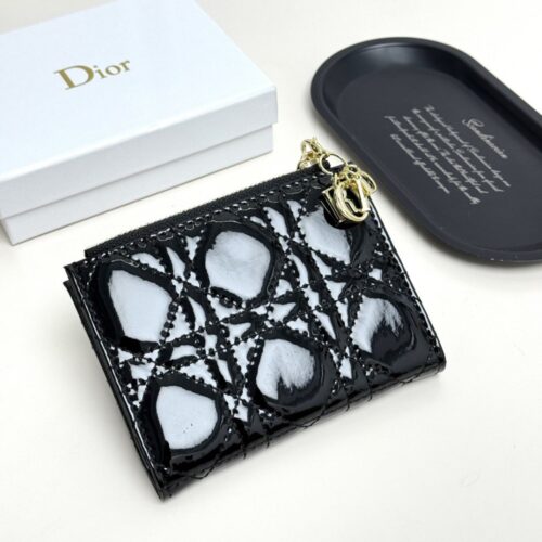 【AT7046】ディオールのクラシックレザーウォレット、エレガントな質感が際立つ | Dior