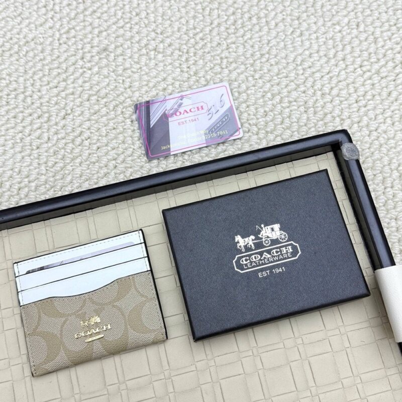 【AT7068】コーチの牛革カードケース、クラシックなエンボスデザイン、都会のエリート必携アイテム | Coach New York