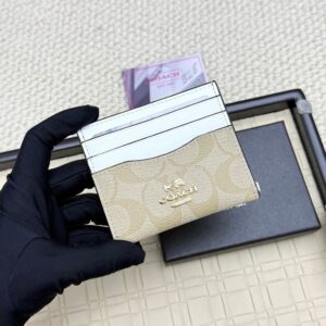【AT7068】コーチの牛革カードケース、クラシックなエンボスデザイン、都会のエリート必携アイテム | Coach New York