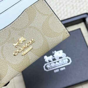 【AT7068】コーチの牛革カードケース、クラシックなエンボスデザイン、都会のエリート必携アイテム | Coach New York