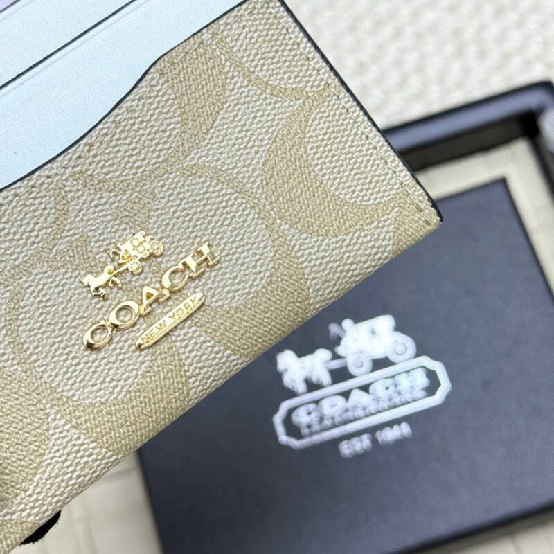 【AT7068】コーチの牛革カードケース、クラシックなエンボスデザイン、都会のエリート必携アイテム | Coach New York