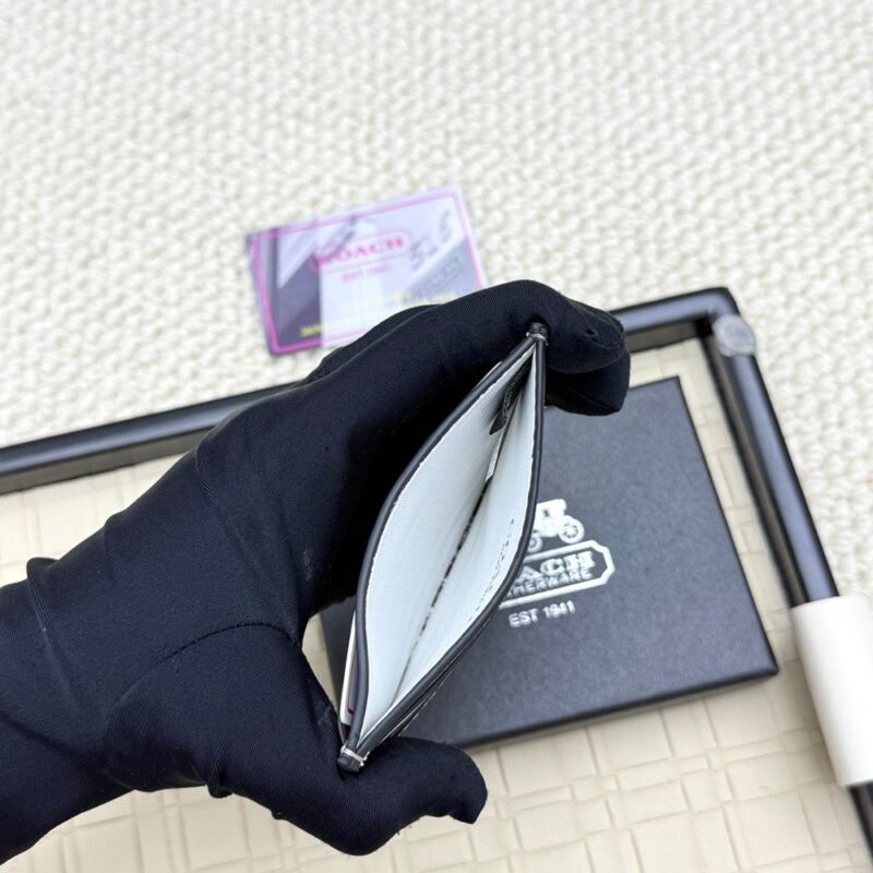 【AT7068】コーチの牛革カードケース、クラシックなエンボスデザイン、都会のエリート必携アイテム | Coach New York