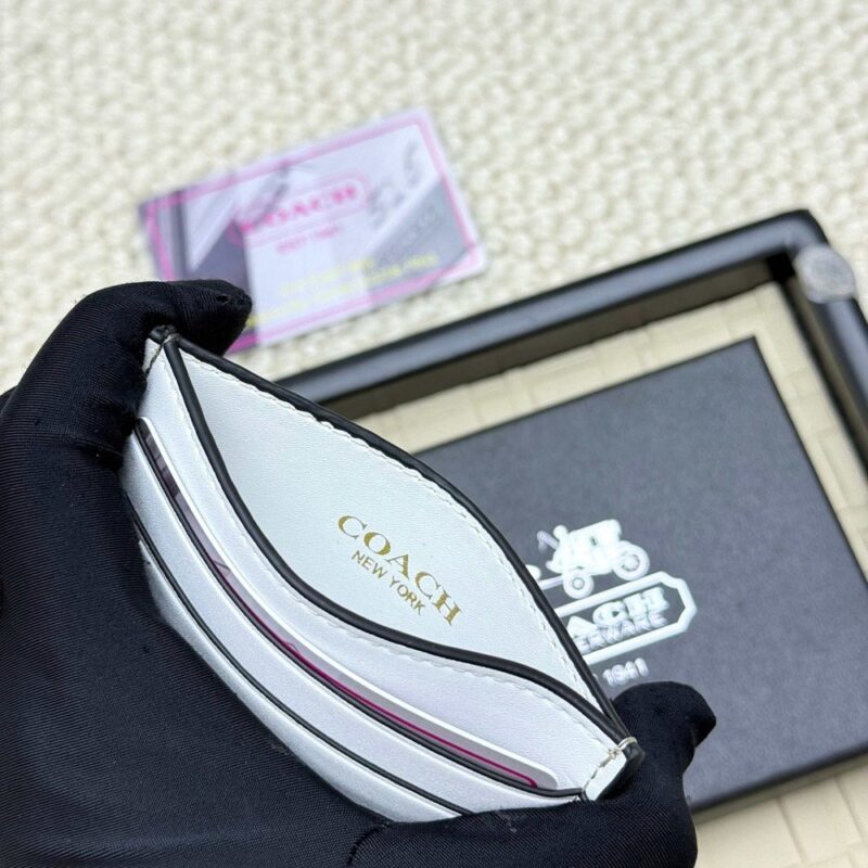 【AT7068】コーチの牛革カードケース、クラシックなエンボスデザイン、都会のエリート必携アイテム | Coach New York