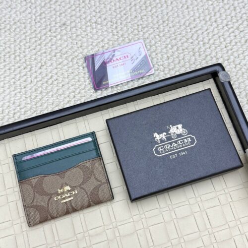 【AT7069】Coachの軽量シグネチャーレザーカードケース、エレガントで実用的なファッションアクセサリー | Coach