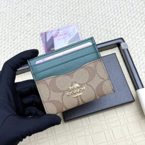 【AT7069】Coachの軽量シグネチャーレザーカードケース、エレガントで実用的なファッションアクセサリー | Coach