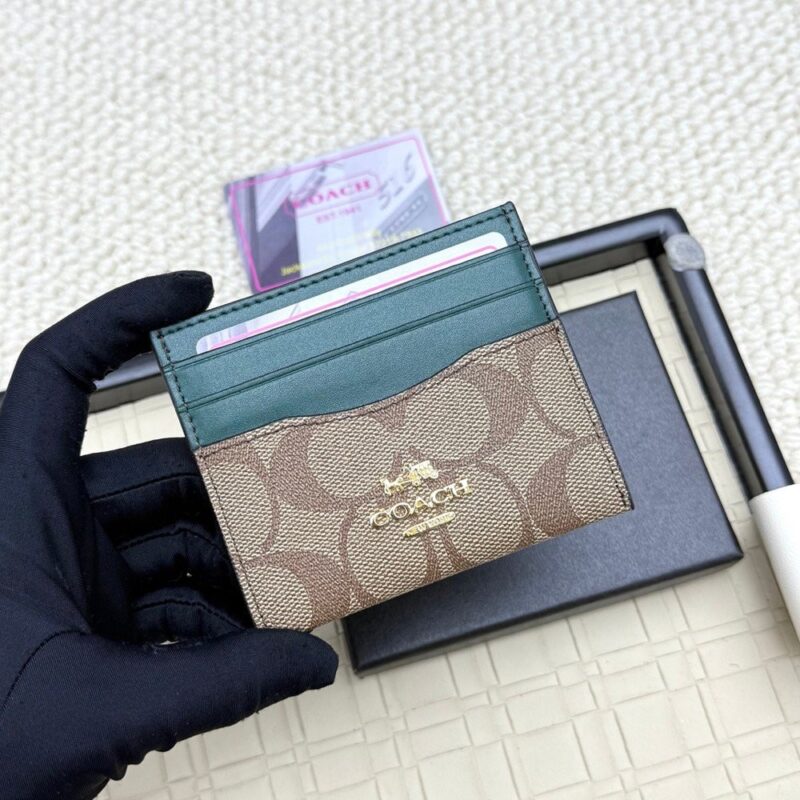 【AT7069】Coachの軽量シグネチャーレザーカードケース、エレガントで実用的なファッションアクセサリー | Coach