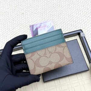 【AT7069】Coachの軽量シグネチャーレザーカードケース、エレガントで実用的なファッションアクセサリー | Coach