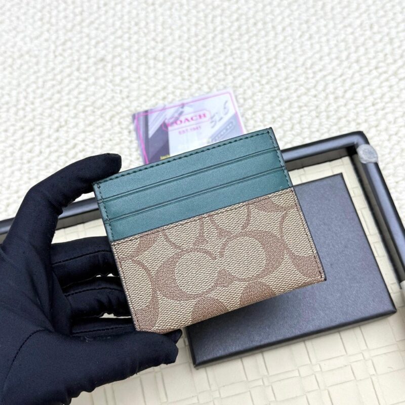 【AT7069】Coachの軽量シグネチャーレザーカードケース、エレガントで実用的なファッションアクセサリー | Coach