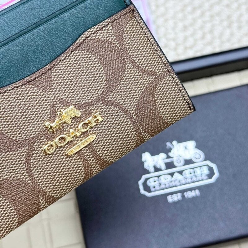 【AT7069】Coachの軽量シグネチャーレザーカードケース、エレガントで実用的なファッションアクセサリー | Coach