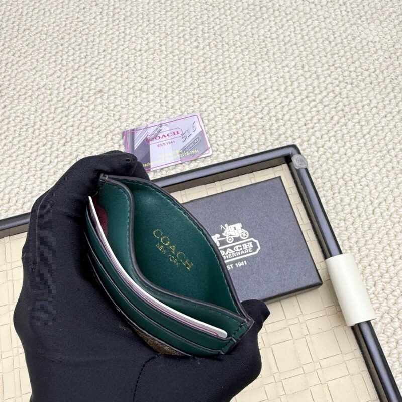 【AT7069】Coachの軽量シグネチャーレザーカードケース、エレガントで実用的なファッションアクセサリー | Coach