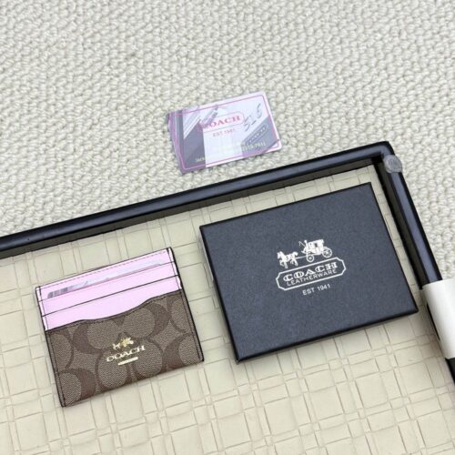 【AT7071】Coach シグネチャーカードケース - 上質な牛革素材とクラシックなデザインが特徴 🌟 | Coach