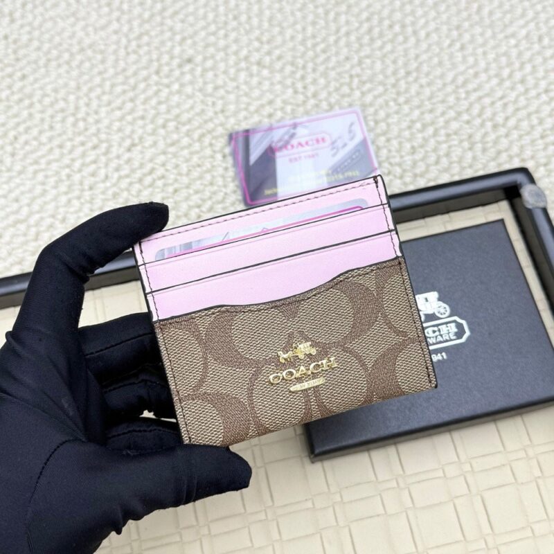 【AT7071】Coach シグネチャーカードケース - 上質な牛革素材とクラシックなデザインが特徴 🌟 | Coach