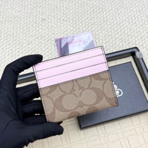 【AT7071】Coach シグネチャーカードケース - 上質な牛革素材とクラシックなデザインが特徴 🌟 | Coach
