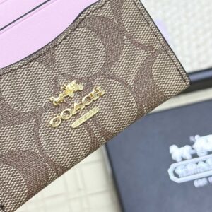 【AT7071】Coach シグネチャーカードケース - 上質な牛革素材とクラシックなデザインが特徴 🌟 | Coach