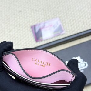 【AT7071】Coach シグネチャーカードケース - 上質な牛革素材とクラシックなデザインが特徴 🌟 | Coach