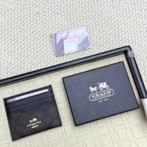 【AT7072】Coachの上品で控えめなミニクレジットカードホルダー | Coach