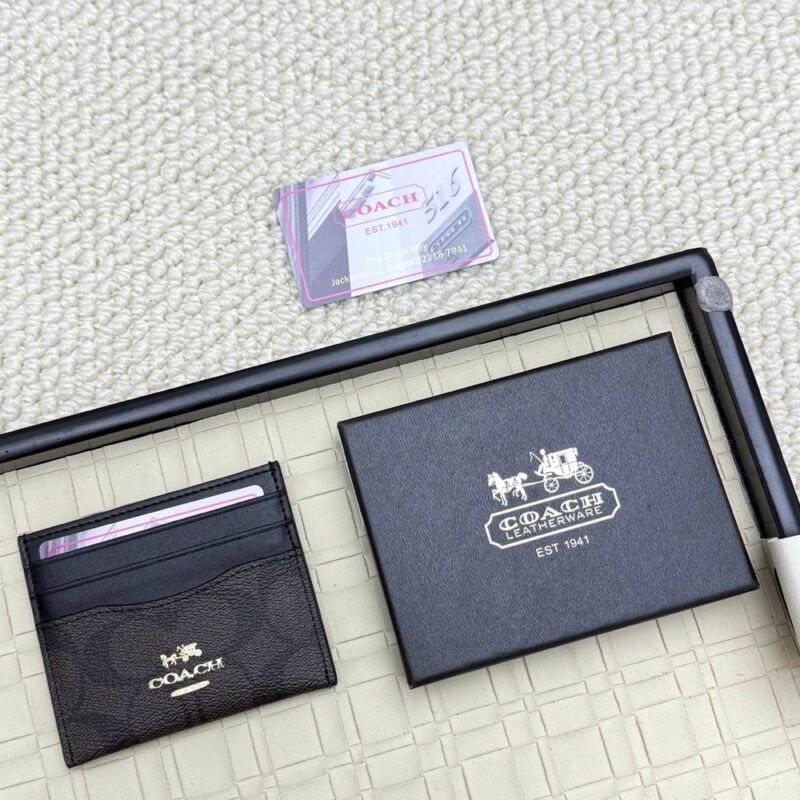 【AT7072】Coachの上品で控えめなミニクレジットカードホルダー | Coach