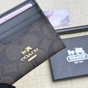 【AT7072】Coachの上品で控えめなミニクレジットカードホルダー | Coach