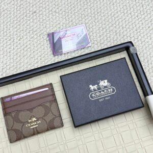 【AT7073】Coachクラシックカードケース-都会の精鋭に必須の携帯アクセサリー-牛革素材 | Coach