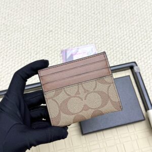 【AT7073】Coachクラシックカードケース-都会の精鋭に必須の携帯アクセサリー-牛革素材 | Coach