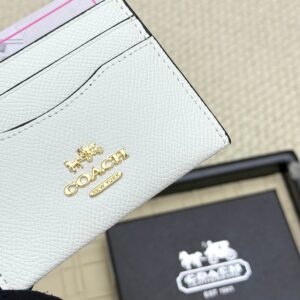 【AT7074】Coach（コーチ）カードケース: 高級な牛革製、軽量でコンパクト、都会のキャリア女性におすすめ | Coach New York